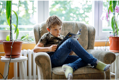 Encourager les jeunes à lire à la maison